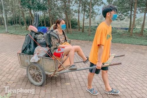Sinh viên dùng xe bò chở đồ đạc 'nhường' ký túc xá làm khu cách ly