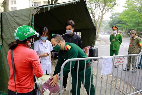 Bố mẹ tiếp tế đồ ăn cho con ở khu cách ly Pháp Vân -Tứ Hiệp