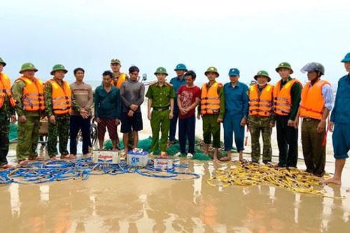 Nổ súng truy bắt 2 tàu giã cào đánh bắt trái phép trên vùng biển Hà Tĩnh