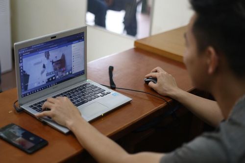 Thầy trò chào nhau qua màn hình máy tính, học thể dục ngay trong phòng