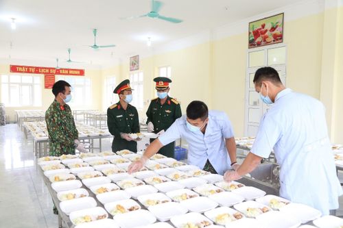 Xúc động hình ảnh người lính quên mình chăm sóc người được cách ly