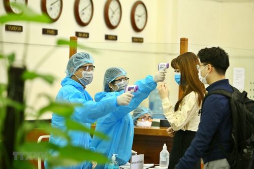 Cán bộ, viên chức đo thân nhiệt, đeo khẩu trang ở nơi làm việc
