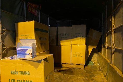 Lợi dụng đêm tối, vận chuyển khẩu trang lậu đi tiêu thụ