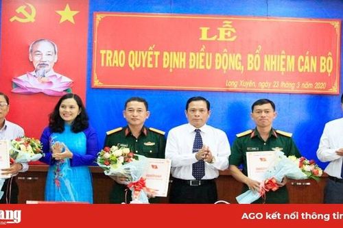Thành ủy Long Xuyên trao quyết định điều động, bổ nhiệm cán bộ
