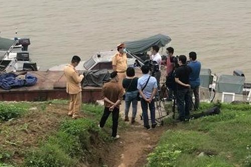Lập hồ sơ xử lý 2 tàu khai thác cát lậu trên sông Hồng