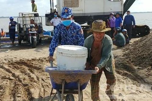 Cảnh sát biển mang nước ngọt đến vùng hạn, mặn