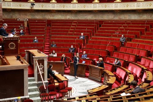 Số người chết tăng vọt, Quốc hội Pháp ban bố tình trạng khẩn cấp