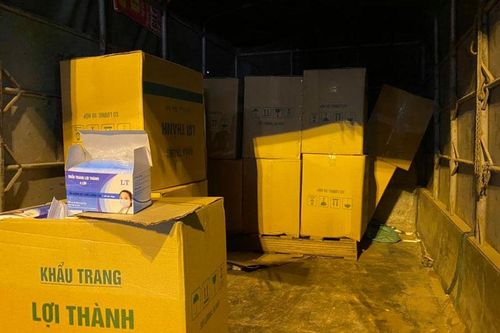 Lợi dụng đêm tối, vận chuyển 50.000 khẩu trang đi tiêu thụ
