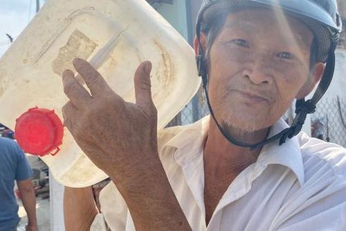Khổ như người miền Tây mùa hạn mặn: Súc miệng không cần kem vì xung quanh toàn… 'nước muối', mỏi mòn chờ trời làm mưa
