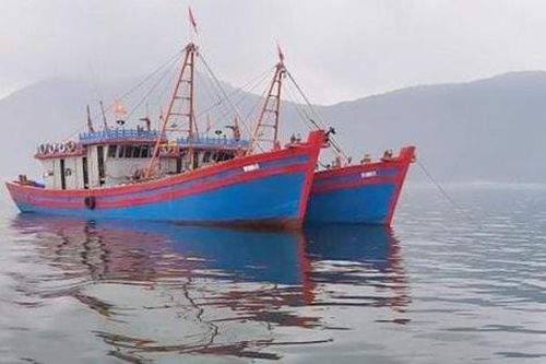 Hà Tĩnh: Nổ súng truy bắt 2 tàu cá đánh bắt trái phép trên biển