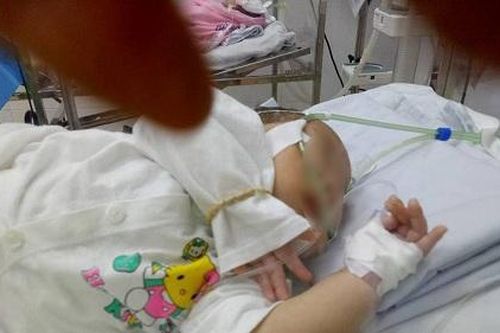Mẹ sợ lây COVID-19 khiến bé 24 tháng tuổi viêm phổi nặng