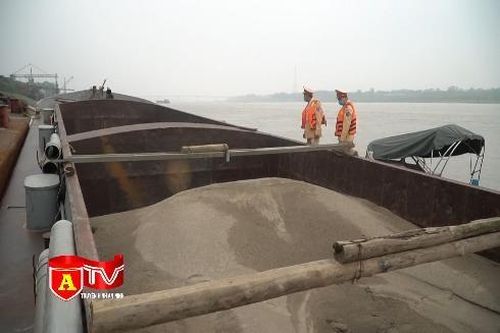 Cảnh sát giao thông Hà Nội bắt giữ 2 tàu khai thác cát trái phép