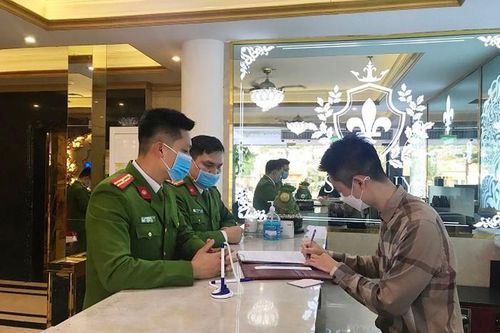 Công an Hà Nội 'đi từng ngõ, gõ từng nhà' rà người nhập cảnh, để phòng dịch Covid-19
