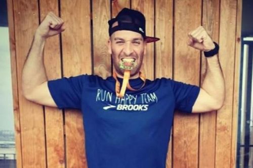 Cách ly tại nhà, chàng trai chạy marathon 42 km trên ban công