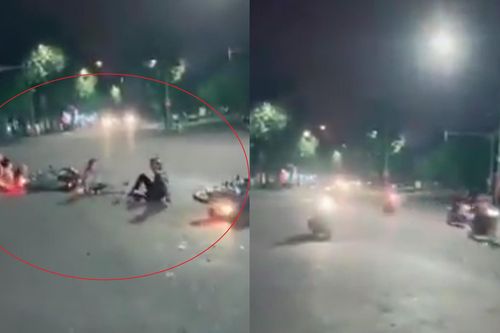 Hai xe máy đua tốc độ cao va vào nhau ngã xuống đường