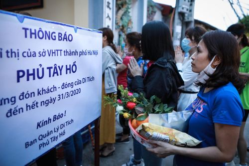Người dân tràn ra đường vái vọng trước phủ Tây Hồ