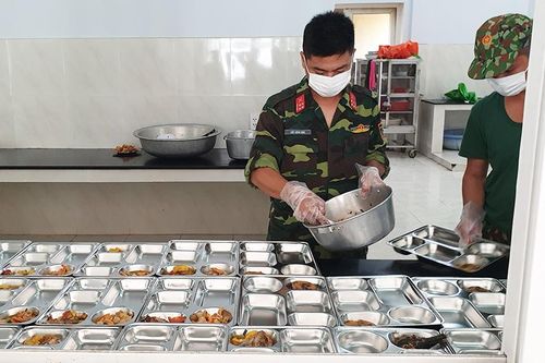 Cận cảnh chuẩn bị bữa ăn cho gần 200 người trong khu cách ly