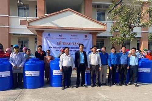 Giúp người dân vùng hạn mặn vượt qua khó khăn