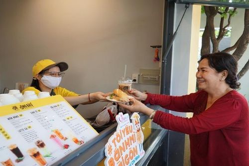 Hút cả khách trong và ngoài nước, có gì hấp dẫn ở cà phê Ông Bầu?