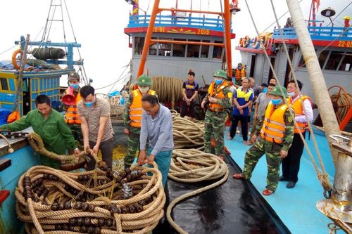 Nổ súng, truy đuổi hai tàu khai thác trái phép hải sản trên biển như phim hành động