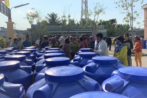 Tặng bồn chứa nước cho người dân vùng hạn mặn
