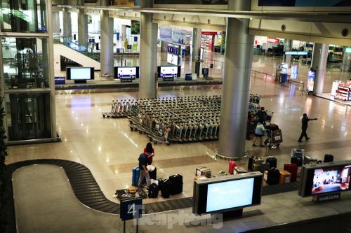 Cận cảnh sân bay Tân Sơn Nhất trước giờ ngừng nhập cảnh người từ nước ngoài về
