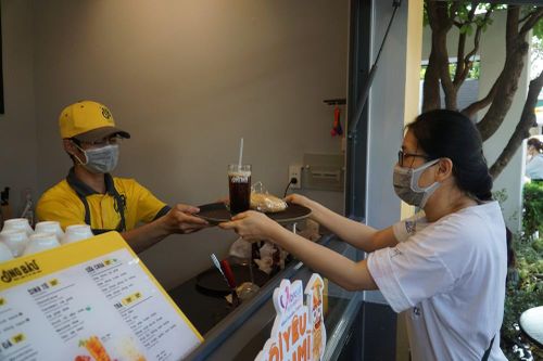 Mua cà phê, tặng bánh mì thịt, chương trình hấp dẫn của chuỗi cà phê Ông Bầu