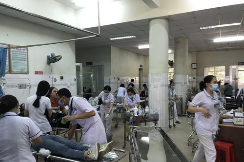 Gần 100 công nhân cấp cứu do nghi ngộ độc thực phẩm