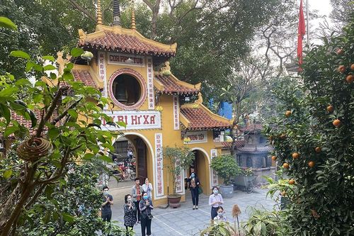 Đền, chùa Hà Nội vắng vẻ ngày đầu tháng