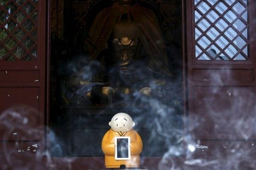Tại một ngôi chùa Phật, người ta không khỏi ngạc nhiên về 'chú tiểu' robot biết tụng kinh và trò chuyện