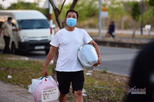 'Đồ ăn trong ký túc xá cách ly có đủ, xin đừng tiếp tế nữa'