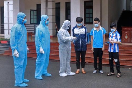 Nữ thiếu tá gửi con, tình nguyện khăn gói vào làm việc trong khu cách ly