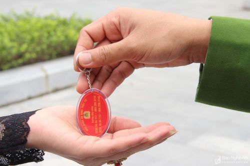Người dân miền núi Nghệ An tham gia tố giác tội phạm qua ' móc khóa bình yên'