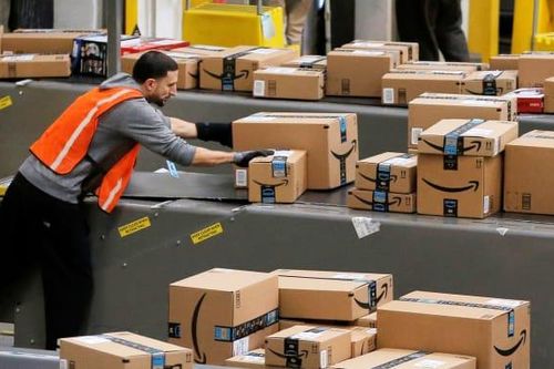 Amazon khóa hàng nghìn tài khoản bán hàng đội giá sản phẩm ăn theo dịch COVID-19