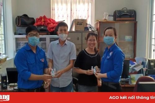 Huyện đoàn Châu Phú tặng nước rửa tay khô cho cán bộ, công chức, viên chức trên địa bàn huyện.