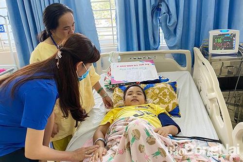 Thăm và hỗ trợ tiền cho 3 em học sinh bị bệnh hiểm nghèo ở Cẩm Mỹ