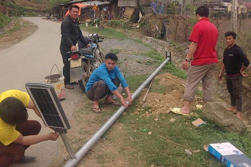Lắp đặt công trình thanh niên 'Thắp sáng đường quê' tại xã Dìn Chin