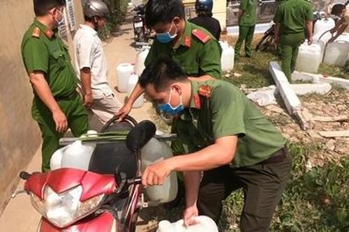 Mát lòng người dân từ những can nước nghĩa tình