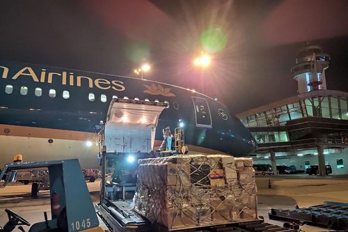 Vietnam Airlines miễn cước vận chuyển trang phục bảo hộ y tế và khẩu trang