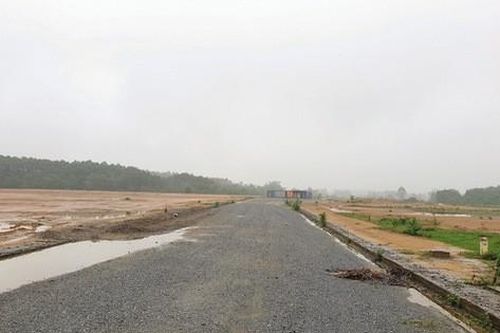 Tiếp bài 'Người dân khốn khổ vì nhà máy chế biến rác thải gây ô nhiễm': Sau 2 năm khởi công cơ sở mới vẫn là bãi đất trống
