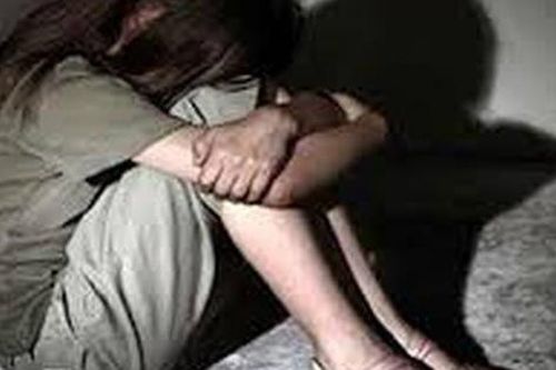 Hứa sẽ tặng quà, gã trai dẫn bé gái vào nhà nghỉ hiếp dâm