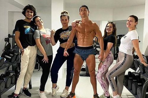 Ronaldo khoe thân hình vạm vỡ giữa mùa dịch
