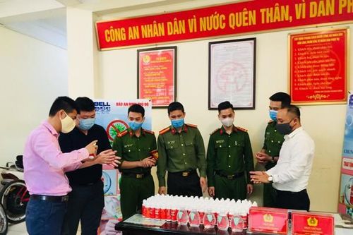 Trao tặng 1.500 chai nước rửa tay diệt khuẩn cho Công an quận Hoàn Kiếm chống dịch Covid-19