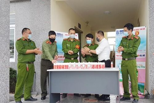 Ấm nghĩa tình cùng lực lượng công an chống dịch Covid-19