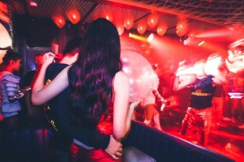 Quán bar, karaoke là nơi có nguy cơ cao lây nhiễm SARS-CoV-2