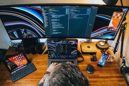Khoe góc làm việc Hi-tech tại nhà - kẻ 'sống ảo', người thực tế