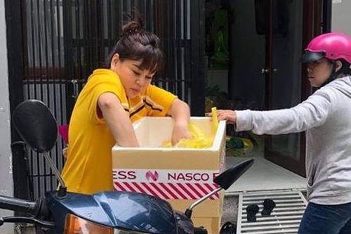Lê Giang bán nước cam, Phương Lan bán đồ ăn