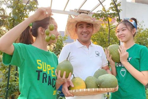 Vườn ngập tràn hoa, trái cây của gia đình Quyền Linh