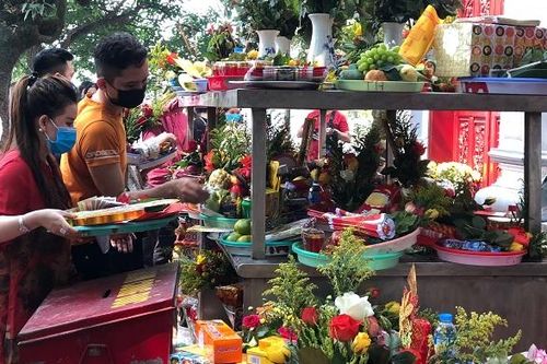 Tấp nập đi lễ chùa bất chấp mùa dịch