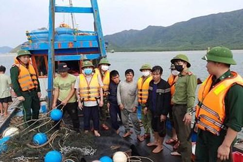 Bắt 2 tàu cá đánh bắt hải sản sai vùng biển quy định
